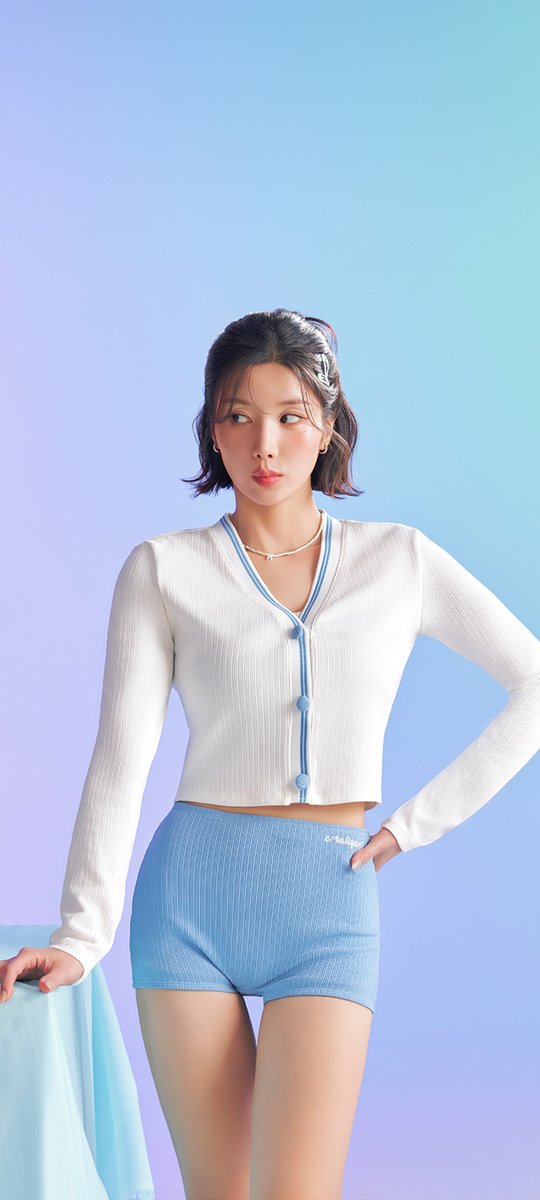 AKAone_'s tweet photo. #권은비 #은비 #ウンビ #KwonEunbi #Eunbi #배경화면 #Wallpaper #Lockscreen 
Eunbi 250422 Coralique Wallpaper https://t.co/KEkX7JYBut