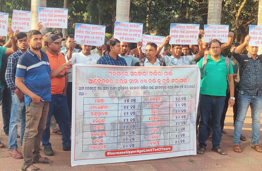 AKS102262's tweet photo. @CMO_Odisha
@GovernorOdisha
@SecyChief
@KVSinghDeo1
@PravatiPOdisha
@suryabanshibjp
@MohanMOdisha
@otvnews
#IncreaseUpperAgeLimitTo43Years
Please increase upper limit age to 43 years for ur candidates https://t.co/dPdEaFQ29M
