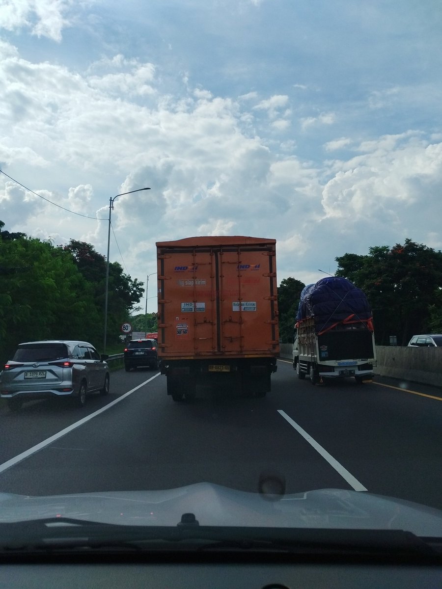 indrasak's tweet photo. Astagaaaa!!!macetnya di km 96 purbalenyi dari Bandung menuju jakarta. @TMCPoldaMetro @jawabarat https://t.co/aXT0jg7j19