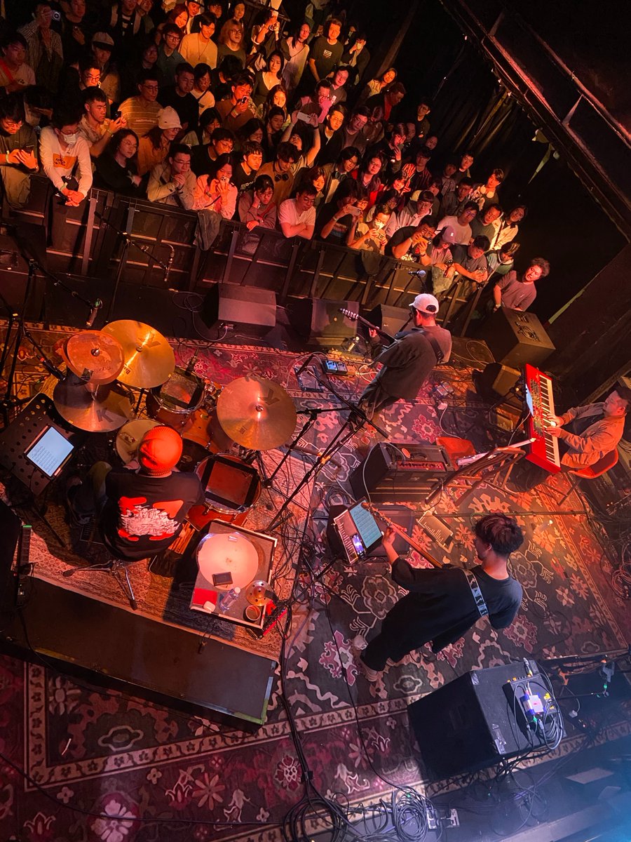 toshiki_soejima's tweet photo. 人生が変わった日

こんにちは、ギタリストのソエジマです。

今、中国の北京首都国際空港にいます。約10日間に及ぶ中国ツアーを無事に終え、帰りの飛行機の搭乗待ちの時間にこの文章を書いています。

今回の中国ツアーは、深圳、上海、北京の三都市を巡るもので、内容的にも過去最高のものが出来た手応えを感じています。

そんな中、上海公演の日の朝に僕のギター人生において最も大きな出来事が起きました。

もう既に沢山の方に知っていただいていると思いますが、あのエリック・クラプトンがTBSの「情報7daysニュースキャスター」内のインタビューで、「リスペクトする日本人ギタリストは？」という問いにて、僕の名前を出されたんです。

はじめに聞いた時は本当に信じられなくて、手が震え心臓がバクバクを音を立てたのを覚えています。というかそんな気がするというだけで正確には何も覚えてないです、、。

そのくらい頭が真っ白になる、衝撃的な出来事でした。

ギタリストにとって、エリック・クラプトンがどんな存在か、その方から名前を出してもらえて、そして演奏を聴いてもらえたということがどういうことか。ギターを弾いている人にならわかると思います。

思えば僕のギタリストとしてのキャリアは上手く行ったことよりも、どちらかというと上手くいかなかったことの方が多かったです。

ものすごくテクニックがあるかといえばそうでもないし、それを補うような高いコミュニケーション能力があるかといえばそうでもないし、早々に業界内で頭角を表すことも出来ずに燻っている時代も長くありました。

自分のライブを開催してもお客さんがなかなか集まらず、演奏活動をやめて講師としての活動に専念した時期もありました。

ただどんな時でも、自分から何かを発信するということだけはずっと続けてきました。それだけは胸を張って言えます。

そんなこれまでやってきたことが、まさかこんな形で転機を迎えるなんて全く想像できていませんでした。本当に人生は何があるかわかりません。

「人生が変わった日」と書きましたが実際にはまだ何も変わっていません。後からそう言えるよう、また今日から1音1音大切にプレイしていきたいです。

日頃からお世話になっている生徒やファンの皆様、ギター・ペダル・ライブハウス等関係各所の皆様、そして中でも演奏を共にしてくれるNahoさん、歌野くん、ヨシュア、リョウさん、航くん、いつも本当にありがとうございます。

才能あふれるプロフェッショナルな人たちに囲まれて音楽がやれることが幸せです。

もうすぐ飛行機の時間です。「歴史に名を残すギタリストになる」ということが僕の夢です。帰国後もこの夢の一点を見つめて活動していきますので、何卒応援のほどよろしくお願い申し上げます。

長くなってしまいましたが今回はこれで終わりたいと思います。最後まで読んでいただきありがとうございます！