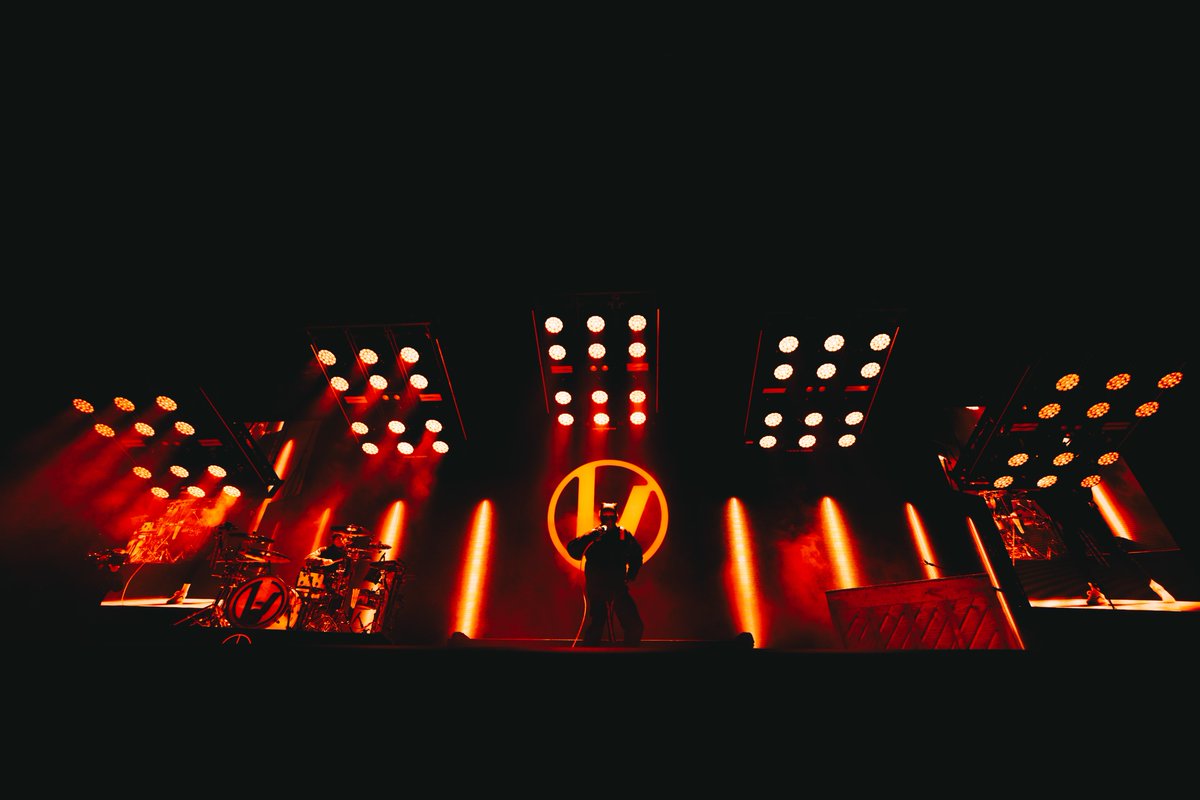 🔥 Noche inolvidable con <a href="/twentyonepilots/">twenty one pilots</a> en el Movistar Arena. Madrid vibró con cada nota.

📸 Manu Pasik 

#ClancyMadrid
