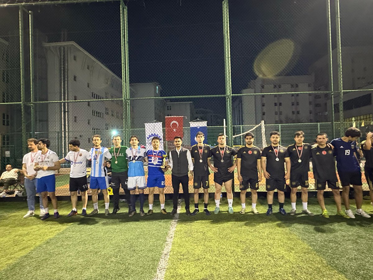gaziliulkuculer's tweet photo. Gazi Üniversitesi Mühendislik ve Mimarlık Fakültesi Teşkilatımız tarafından “Şehit Fırat Yılmaz Çakıroğlu Futbol Turnuvası” düzenlendi. Final müsabakasının ardından şampiyon takıma madalya ve kupa takdimi gerçekleştirildi. 🇹🇷
@gazimmfteskilat 

@ayyildirim1 
@omersanli04 
@SurenlerKayra01