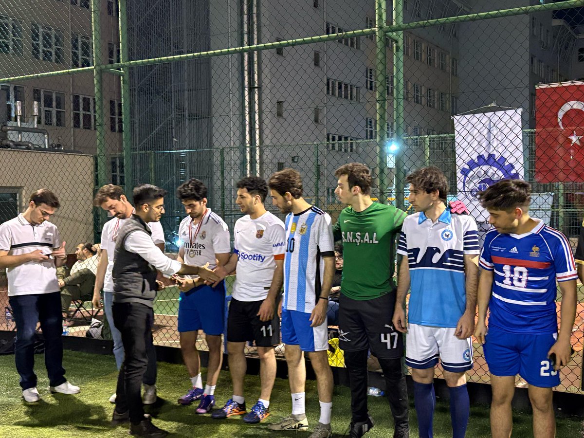 gaziliulkuculer's tweet photo. Gazi Üniversitesi Mühendislik ve Mimarlık Fakültesi Teşkilatımız tarafından “Şehit Fırat Yılmaz Çakıroğlu Futbol Turnuvası” düzenlendi. Final müsabakasının ardından şampiyon takıma madalya ve kupa takdimi gerçekleştirildi. 🇹🇷
@gazimmfteskilat 

@ayyildirim1 
@omersanli04 
@SurenlerKayra01