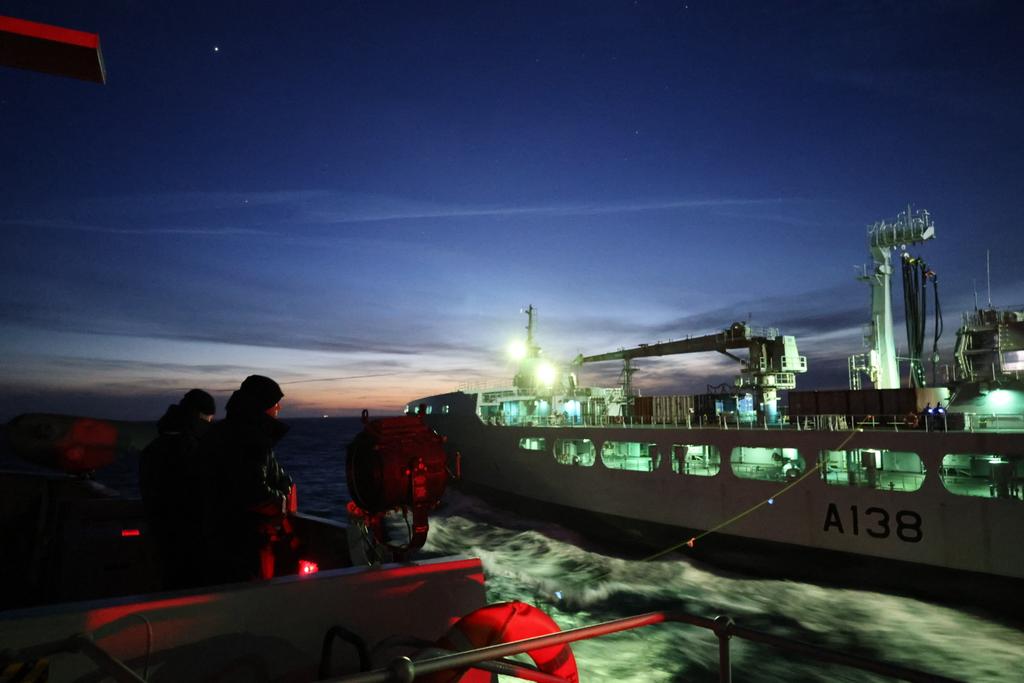 HMSStAlbans's tweet image. @HMSStAlbans conducted her first night RAS in consort with @RFATidesurge further increasing her capabilities for future tasking.