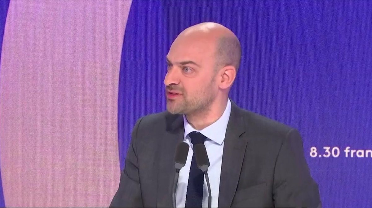 franceinfo's tweet photo. Immigration à Mayotte : "L'aide au développement des Comores permet de renforcer la lutte contre l'immigration irrégulière", selon Jean-Noël Barrot
➡️ https://t.co/vyNrzha9WA https://t.co/gvLTRlWu7C