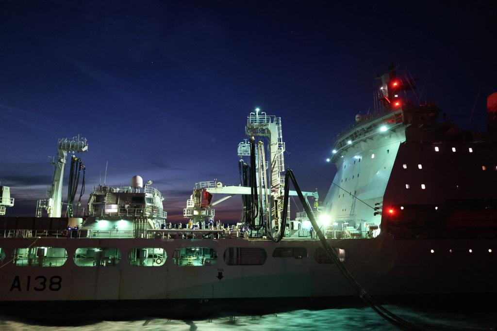 HMSStAlbans's tweet image. @HMSStAlbans conducted her first night RAS in consort with @RFATidesurge further increasing her capabilities for future tasking.