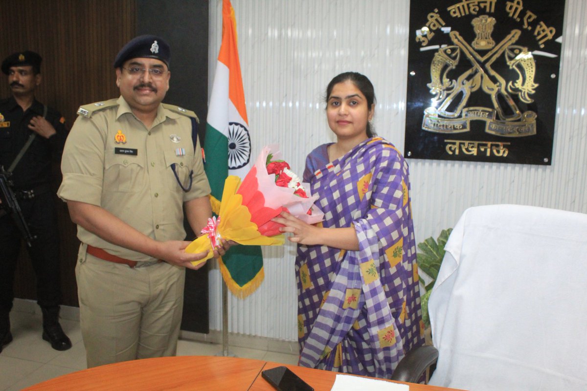 co32pacup's tweet photo. 32वीं वाहिनी पीएसी, लखनऊ की सेनानायक महोदया सुश्री प्राची सिंह (आईपीएस) के जन्मदिवस के अवसर पर उप सेनानायक श्री अरुण कुमार सिंह एवं वाहिनी के समस्त अधिकारियों द्वारा सभागार में सादर शुभकामनाएं एवं अभिनंदन अर्पित किए गए l @prachiIPS #ipsprachisingh #IPS #PACLucknow #BirthdayWishes https://t.co/7oC68PsyKp
