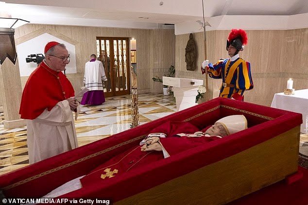 هلك البابا #PapaFrancisco 
وبقيت سورة الإخلاص ... 

نسأل الله الثبات ..