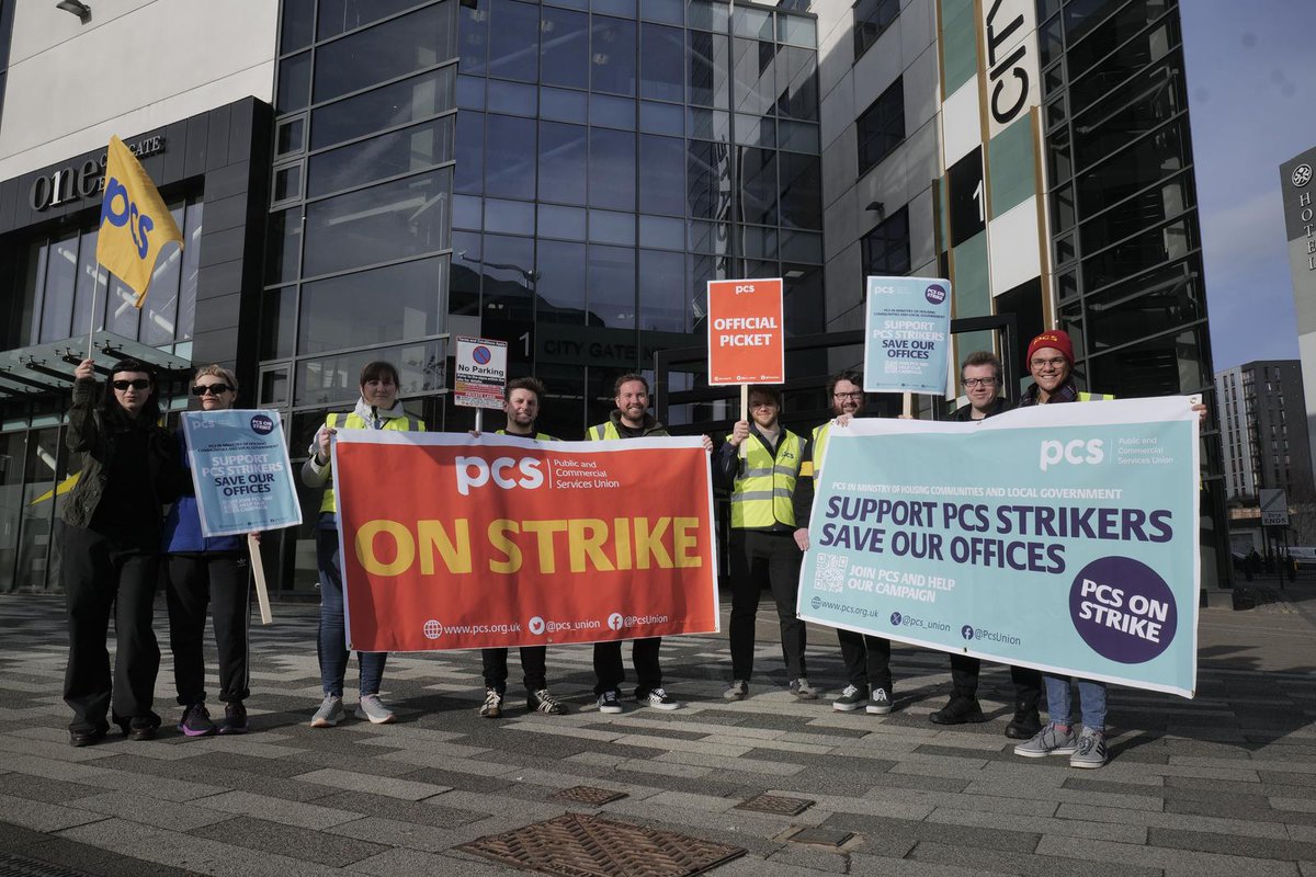 ✊
A shout out to our members on the Ministry of Housing, Communities and Local Government (MHCLG) picket line in Newcastle this morning.
#PCSonStrike
