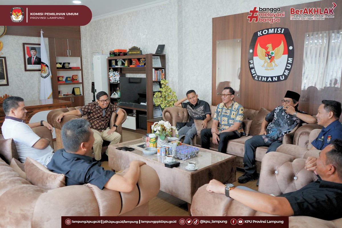 kpu_lampung's tweet photo. #TemanPemilih, (Selasa, 22 April 2025)

Ketua KPU Provinsi Lampung Erwan Bustami , Anggota KPU Provinsi Lampung Hermansyah, Febri Indra Kurniawan, Ervhan Jaya didampingi Kabag Teknis dan Parmas Yustian Umri Sangon menerima audiensi Ditintelkam Polda Lampung. https://t.co/HOpiI9b2V9
