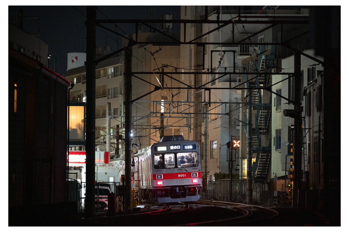 そういえば赤帯の9000系が走り出しましたね…

地元の車両ではないので違和感マシマシですが、良いですねー