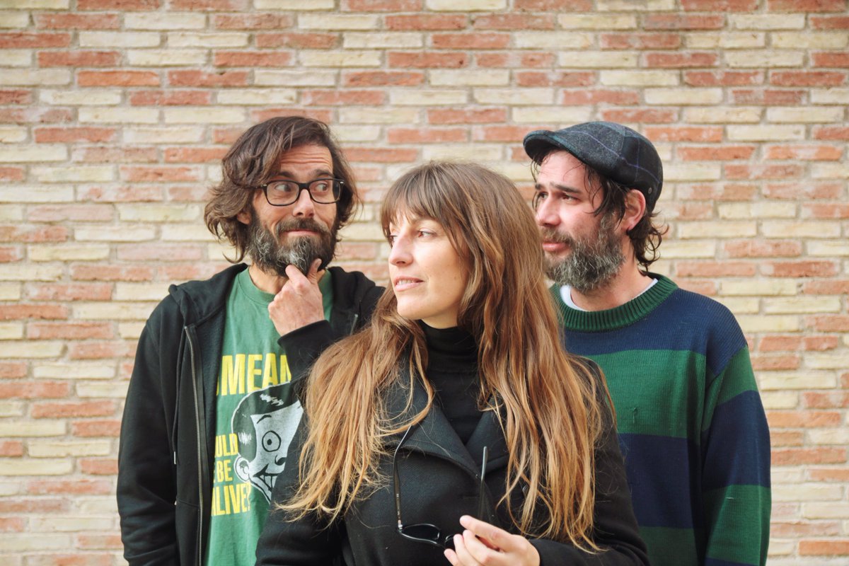 BARCELONA! DIVENDRES!
<a href="/Chaquetadechan1/">Chaqueta de Chándal</a> presenta "Flema Eterna" al BIS Festival, a la sala <a href="/Almo2bar/">Almo2Bar Bcn</a>, compartint nit amb Me &amp; The Bees. Entrades aquí: dice.fm/partner/bis-fe…