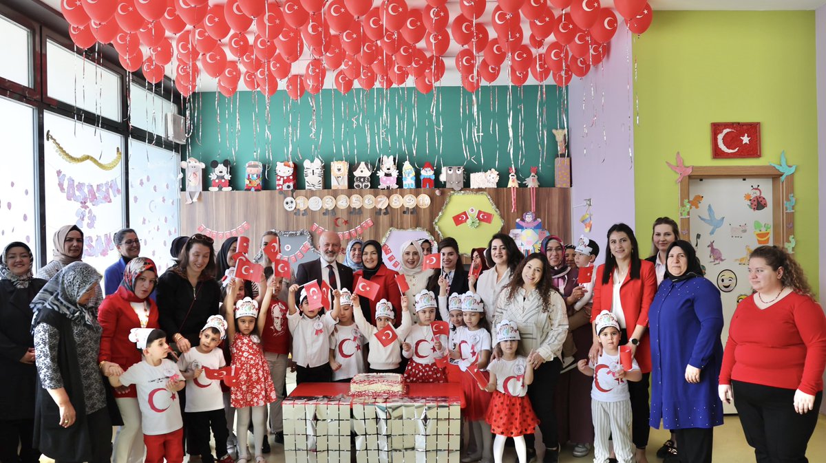 ahmetclkbyrkdr's tweet photo. 📍#Kocasinan Akademi Mimarsinan

Çocuklarımızın gülüşü, en güzel bayram şarkısıdır 🇹🇷

Sevgili eşim Fatma Hanım ile geleceğimizin teminatı yavrularımızın #23Nisan coşkusuna ortak olduk. 

Çocuklarımızın yolları hep aydınlık olsun ☺️

#Kayseri https://t.co/WnACWhrbie