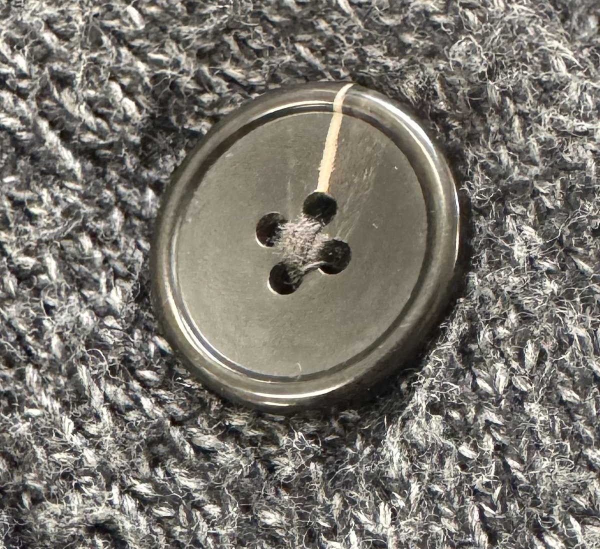 こんばんは〜！
お客さんから送られて来た写真から、商品を探すことも多いです〜
アパレルさんによってはボタン１つでも物凄くこだわりを持ってる人もいるので、つくづく尊敬します 🎩
フォロバもどんどん行ってますので、フォローお待ちしてます💪#フォロバ100