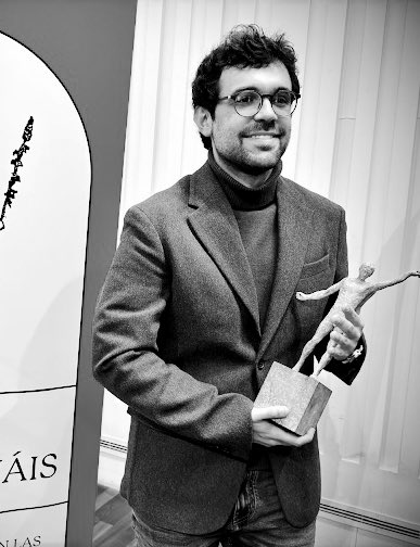 David Delfín (@vuelo7988) on Twitter photo «El viajero sonríe porque piensa que al mirar hacia atrás se disuelve en la vida que no tuvo y guarda las razones debajo de la lengua».
<a href="/HerreroDieguez/">Juan Herrero</a>
de Cartografía de Nadie
<a href="/EdicionesRialp/">Rialp 📚</a> (2025)
#PoesíaSobreHojasDeHierba 890
<a href="/ElOjoCriticoRNE/">El Ojo Crítico (RNE)</a> «El viajero sonríe porque piensa que al mirar hacia atrás se disuelve en la vida que no tuvo y guarda las razones debajo de la lengua».
<a href="/HerreroDieguez/">Juan Herrero</a>
de Cartografía de Nadie
<a href="/EdicionesRialp/">Rialp 📚</a> (2025)
#PoesíaSobreHojasDeHierba 890
<a href="/ElOjoCriticoRNE/">El Ojo Crítico (RNE)</a>