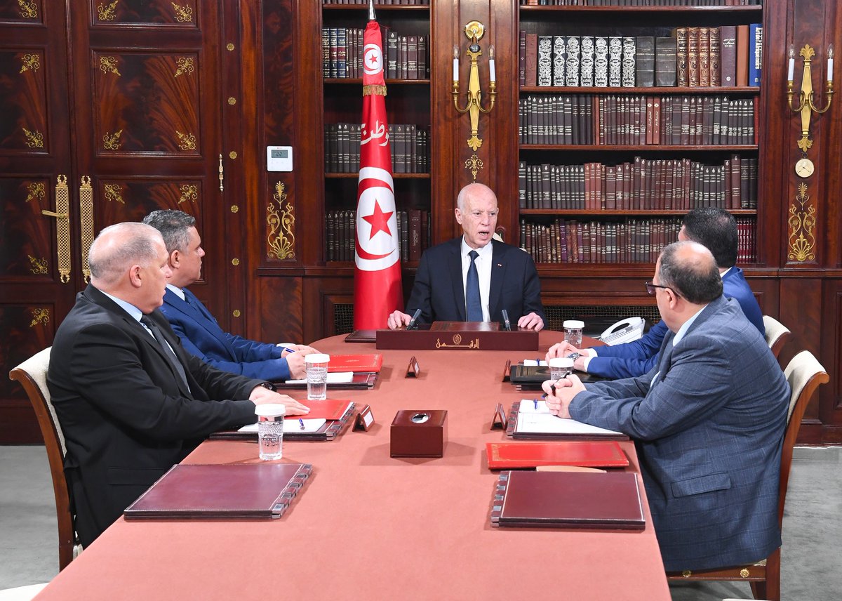 استقبل رئيس الجمهورية #قيس_سعيّد، بعد عصر يوم الإثنين 21 أفريل 2025  كلاّ من السيد خالد النوري وزير الداخلية والسيد سفيان بالصادق كاتب الدولة لدى وزير الداخلية المكلف بالأمن الوطني والسيد مراد سعيدان المدير العام للأمن الوطني والسيد حسين الغربي المدير العام، آمر الحرس الوطني .