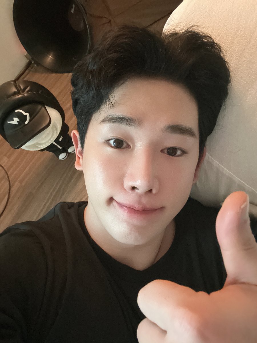official__wonho's tweet photo. 위니들 비 오니까 차조심 비조심 역시 원호조심

#원호 #WONHO https://t.co/7rtuWsUTdc
