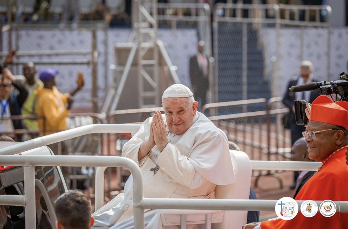Une immense tristesse d’apprendre que sa sainteté le Pape François a tiré sa révérence.
Nul ne pourra ignorer son engagement pour les opprimés,sa lutte pour le rétablissement de la paix et la justice à travers le monde entier.
À toute la communauté chrétienne de la R.D.C, de