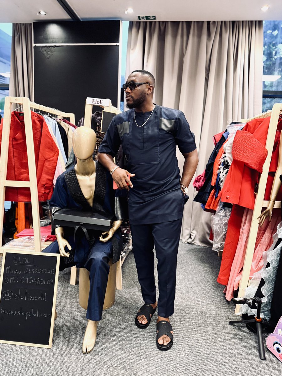 Ce week-end, j’ai troqué les projecteurs pour les portants de vêtements, direction Douala, pour prêter main forte à ma queen lors du pop-up de sa marque Eloli.
Entre techniques de vente, conversations inspirantes et rencontres improbables (« Hein, toi ici ?! »), aventure #1