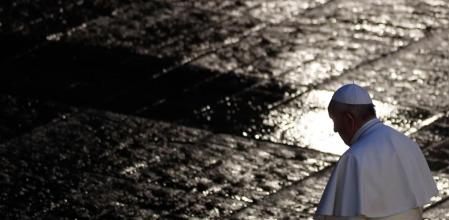 Comienzan días marcados por rituales milenarios y una liturgia precisa, cargada de simbolismo. 

Tras la muerte del Papa, se ha activado la Sede Vacante, que implica que todos los cargos vaticanos cesan, salvo el camarlengo.

El anillo oficial del Papa es el símbolo de su