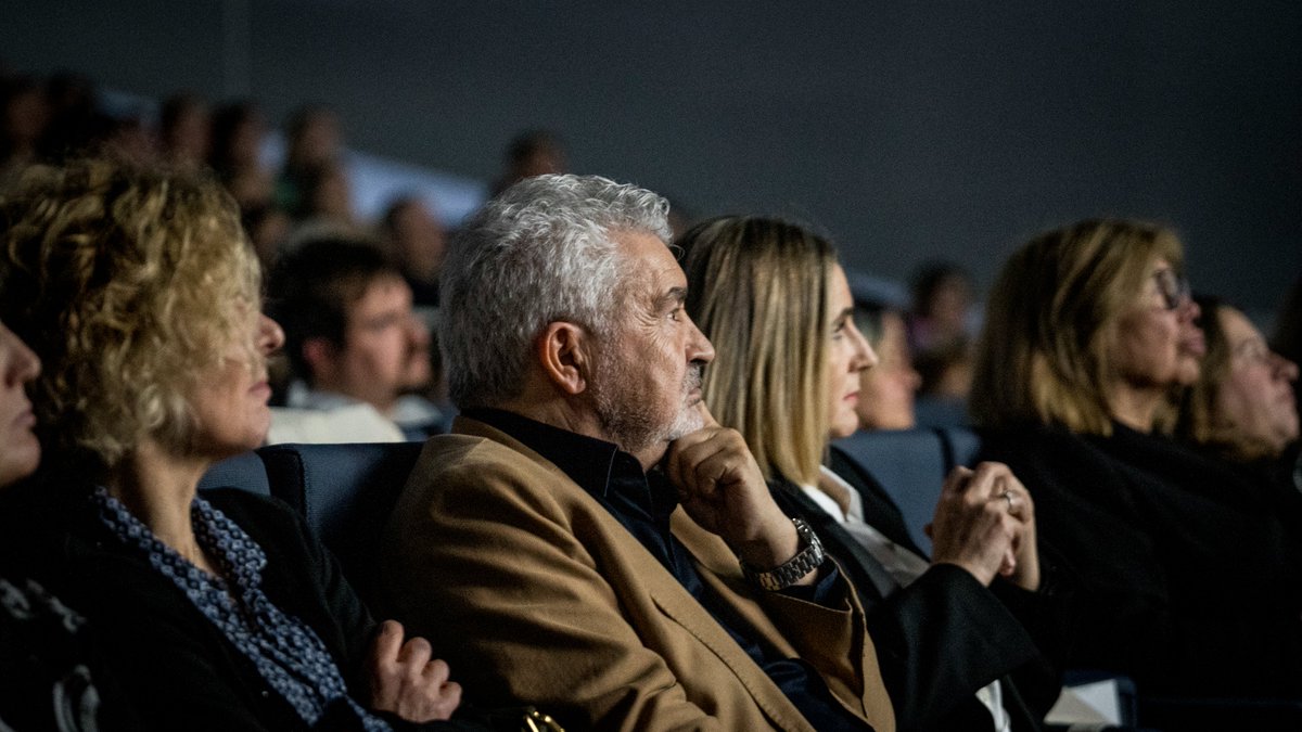 Hay perfiles alineados, De vez en cuando la vida construye vías paralelas en las que transitamos acompañados. La foto está tomada en Mallorca, durante la proyección del documental La Sociedad de la soledad, proyecto coordinado y escrito por <a href="/Medialunacom/">Medialuna</a>  para <a href="/Fund_Vivofacil/">Fundación Vivofácil</a> .