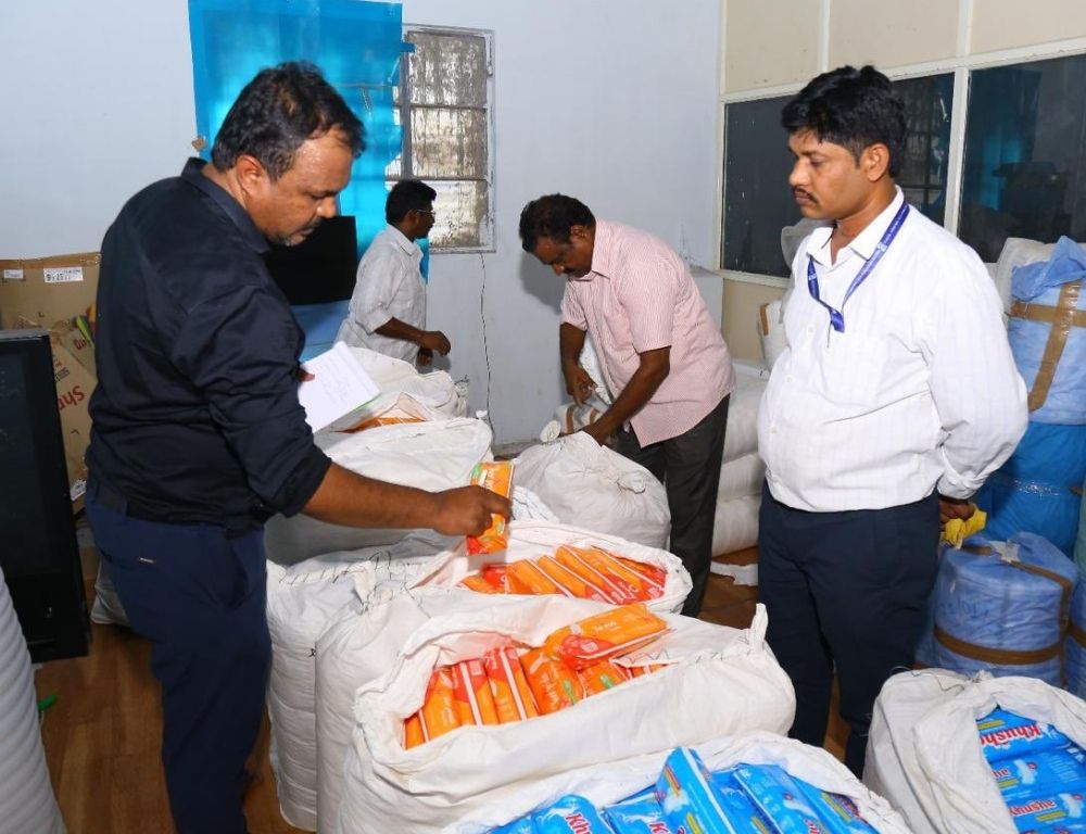 NeelimaEaty's tweet image. #BIS seized 30k uncertified sanitary pads and 7k label covers during a raid in #Kushaiguda, #Hyderabad. Products lacked mandatory ISI mark under IS 5405:2019. Accused face up to 2 yrs in jail & ₹2L fine for first offense. Consumers should verify products using BIS Care App.