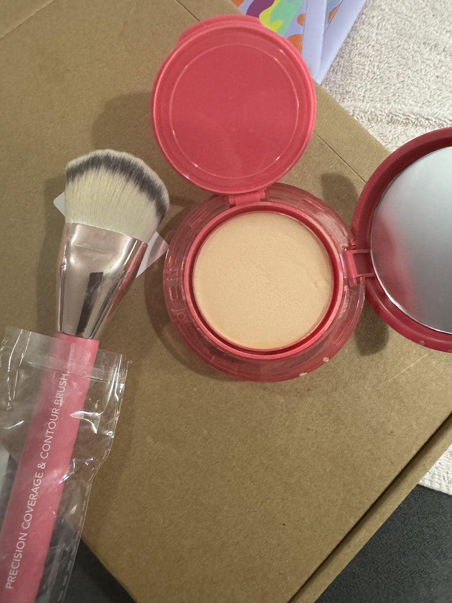 _Jen___Jen_'s tweet photo. @qvcuk received my order only to open it and it looks used. Not hygienic for make up 😭 https://t.co/YjqOs4BGeg
