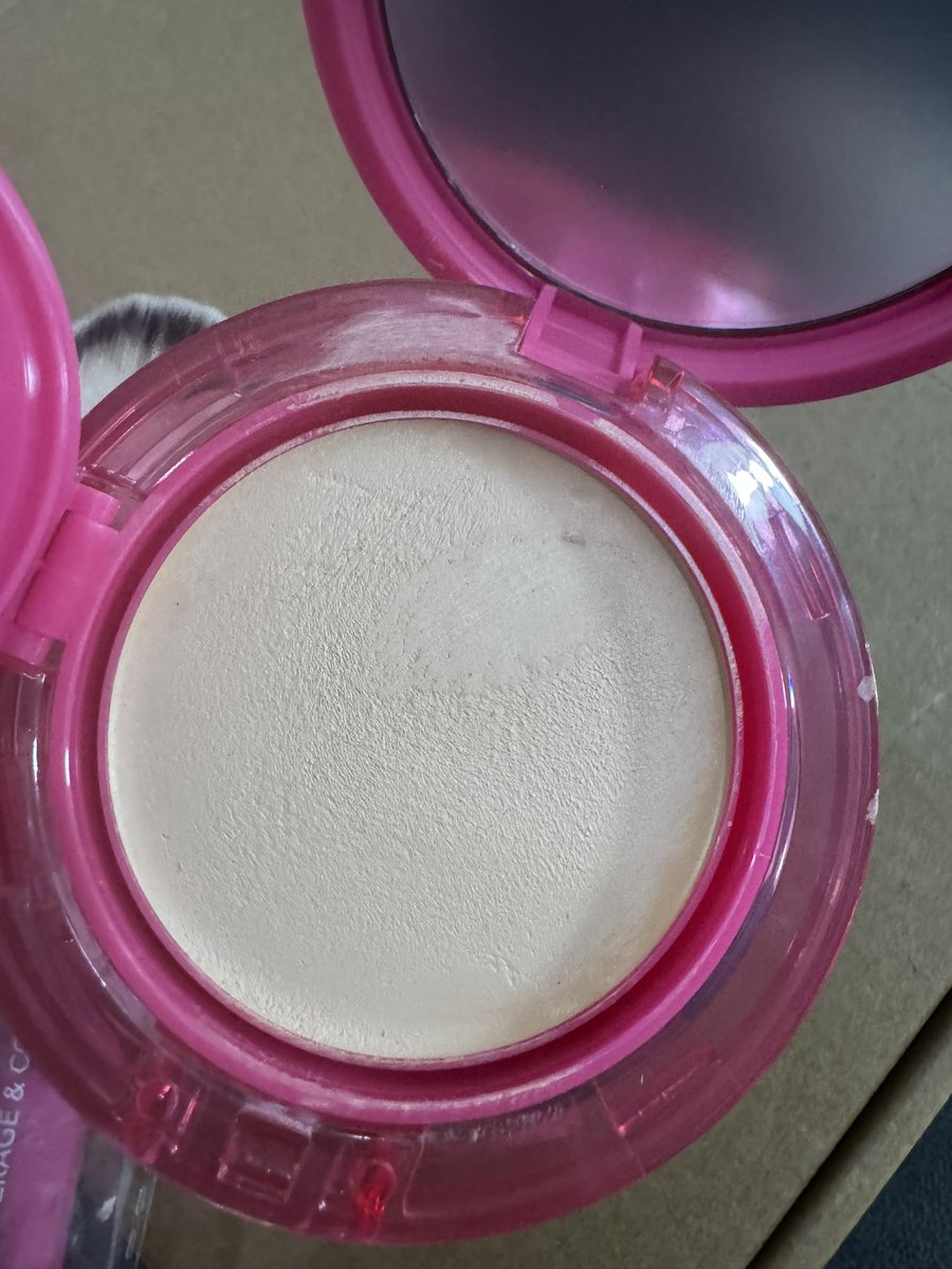 _Jen___Jen_'s tweet photo. @qvcuk received my order only to open it and it looks used. Not hygienic for make up 😭 https://t.co/YjqOs4BGeg