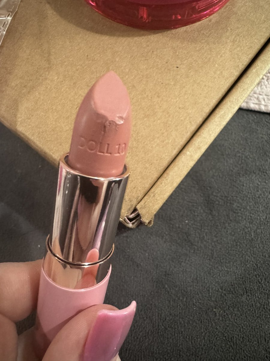 _Jen___Jen_'s tweet photo. @qvcuk received my order only to open it and it looks used. Not hygienic for make up 😭 https://t.co/YjqOs4BGeg