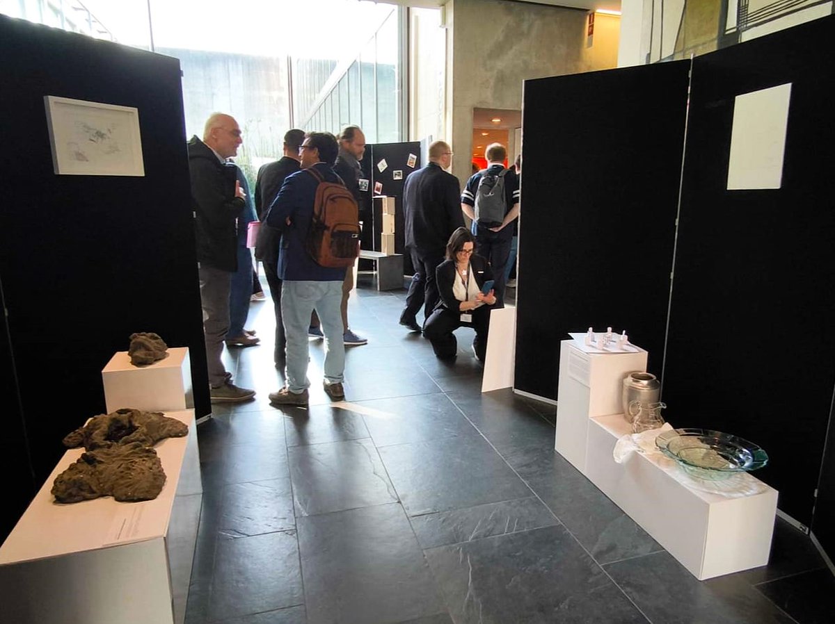 <a href="/KU_Leuven/">KU Leuven</a> je gostila razstavo <a href="/AshCycleProject/">AshCycle</a> "PEPEL KOT IZZIV V UMETNIŠKI PRAKSI". Potekala je skupaj s simpozijem Slag Valorisation, namenjenem znanstveni obravnavi odpadkov žlinder, razstavljali pa so študentje <a href="/si_upr/">University of Primorska / Univerza na Primorskem</a>.
📗 zag.si/dl/katalog-ash…
📰 zag.si/razstava-stude…