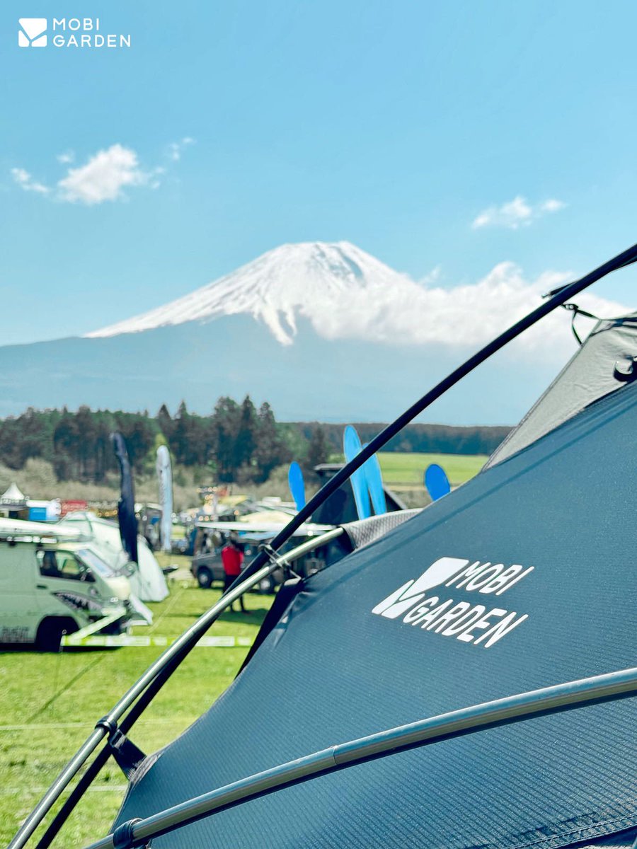 mobigarden_jp's tweet photo. アジア最大級のキャンプイベント「GO OUT JAMBOREE」が富士山麓のふもとっぱらキャンプ場で正式に開催されました。Mobi Gardenは2年連続で参加し、ユニークな「Mobi Villa」コミュニティキャンプ体験をしました。

イベント期間中、参加者はMobi Gardenの高性能キャンプギアを体感しました。

🏕 Commander 185：9.3㎡の自立式半球型テント。等長ポール構造で素早く組み立て可能、ミスも最小限。  
🏕 Commander 245：18.8㎡の広々空間。山からの涼風がテント内を自由に行き渡ります。  
🏕 Royal Castle 310：34.6㎡の広々空間。アウトドア集会用の安定感ある豪華なレセプションエリアを提供。