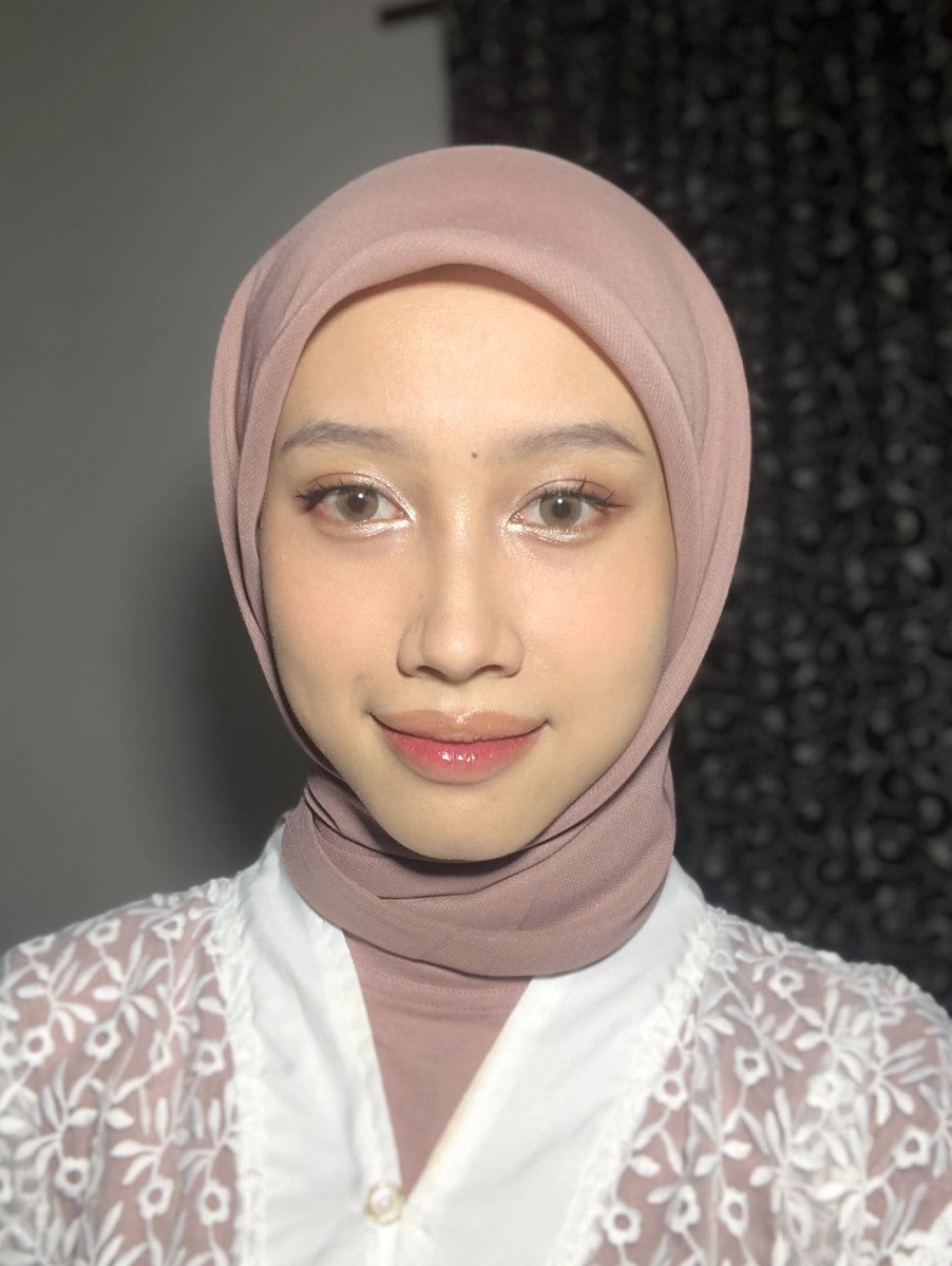 OILY SKIN DUDUK YANG ANTENG TRS SIMAK INI‼️

glowy complexion emang bagus, tapi kalo terlalu basah ga cocok bgt dipake berjam-jam di kulitmu yang oily 

better apply powder ini :
✔️murce
✔️minim shine
✔️soft focus effect
✔️lightweight

BEFORE vs AFTER