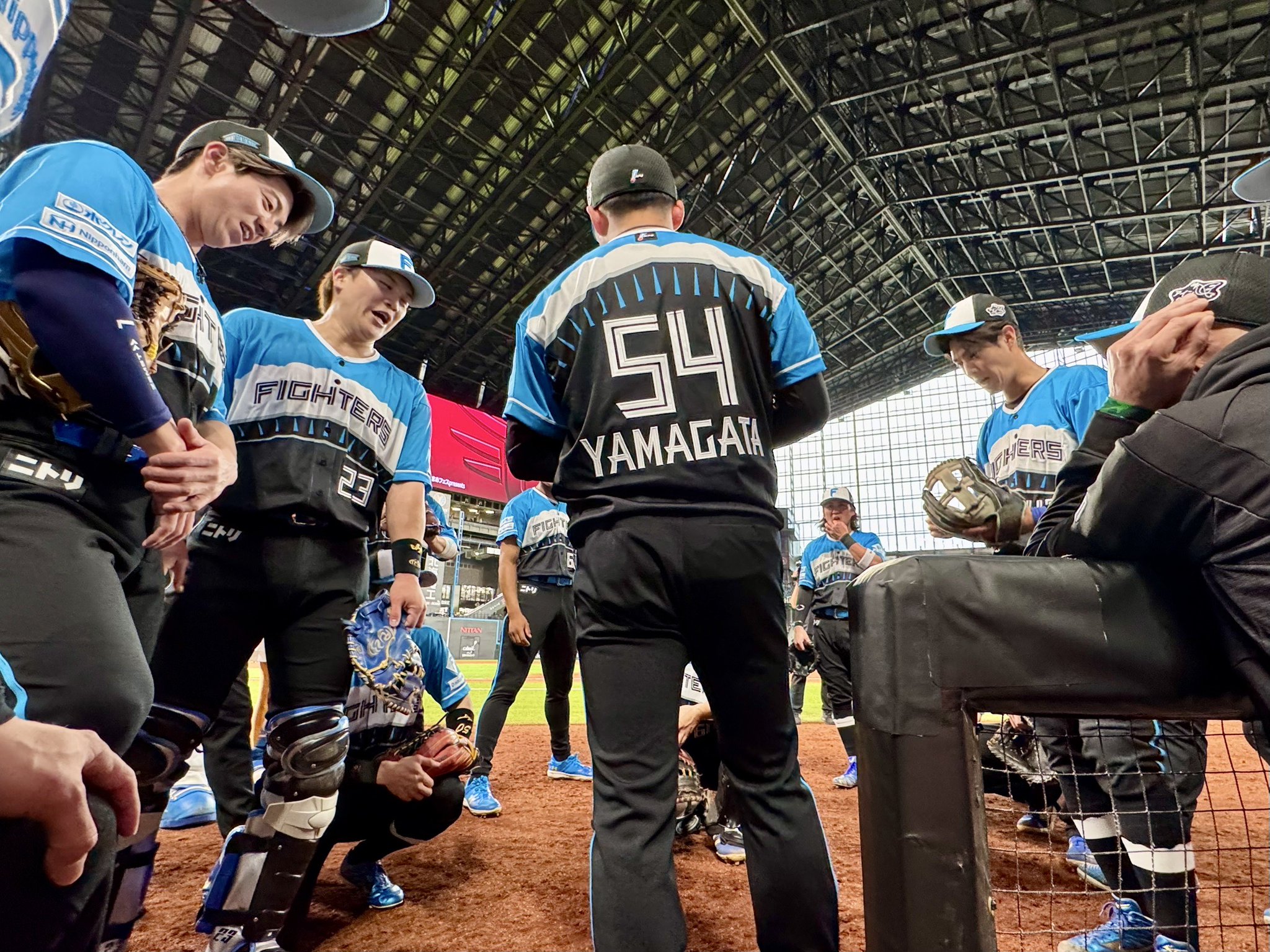 R*7様 北海道日本ハムファイターズフード付ブラック監督・選手愛用Medium L_0Oikr5hUerKWOd.jpg