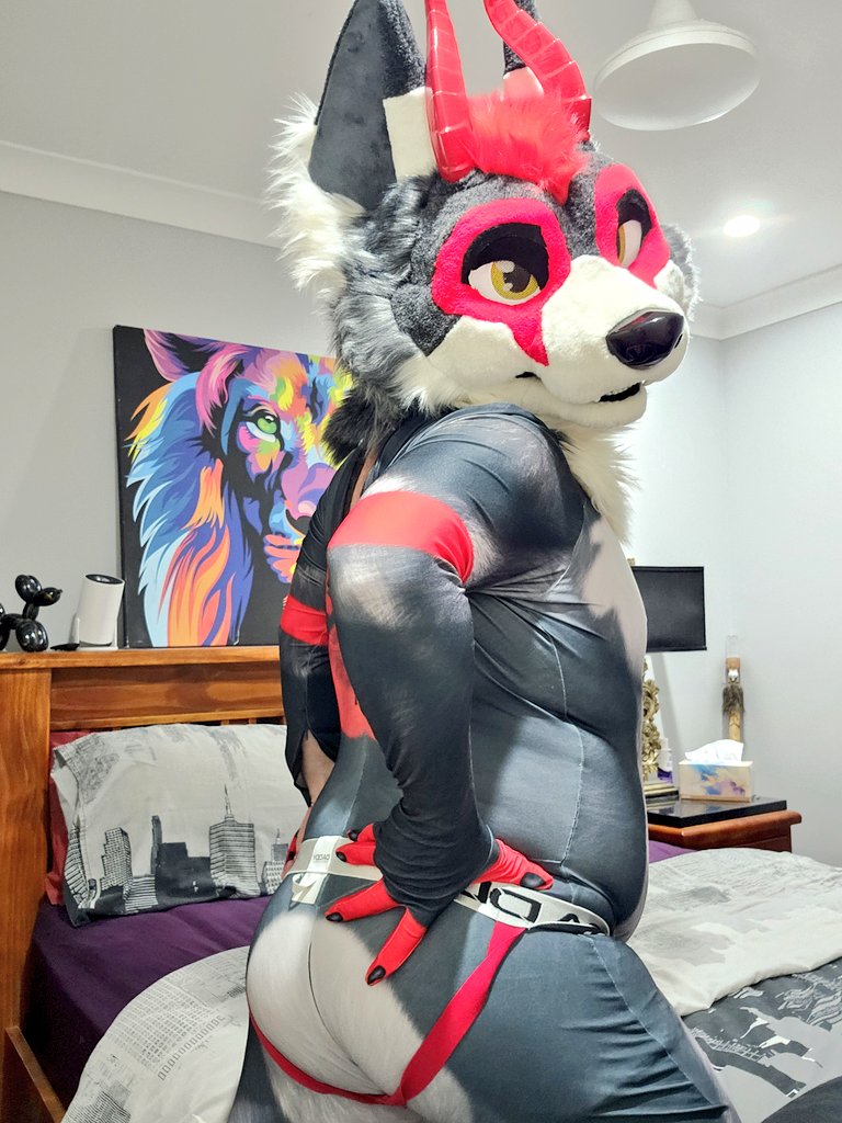 Heyyyyy zip me up??? 👀😘😈❤️