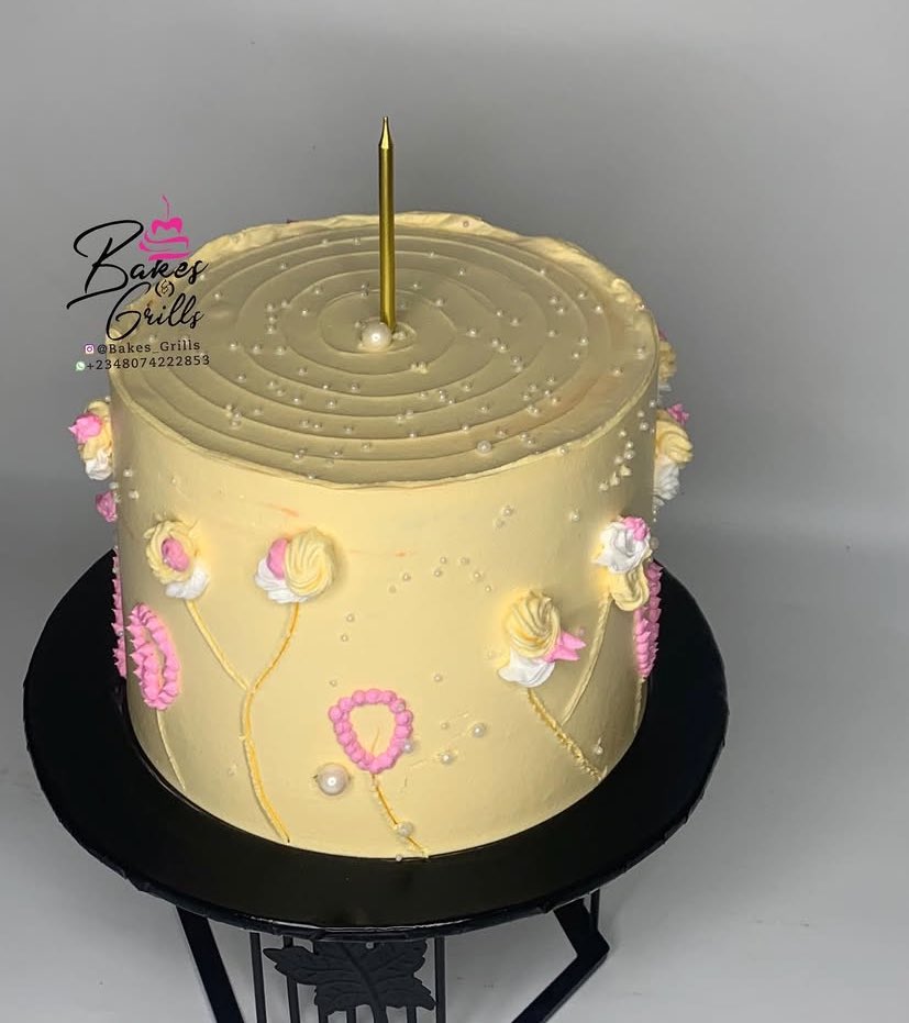 7 inches 3 layers 
Whipped cream frosting 
Vanilla red velvet and chocolate 

📍ibadan 

Please kindly retweet