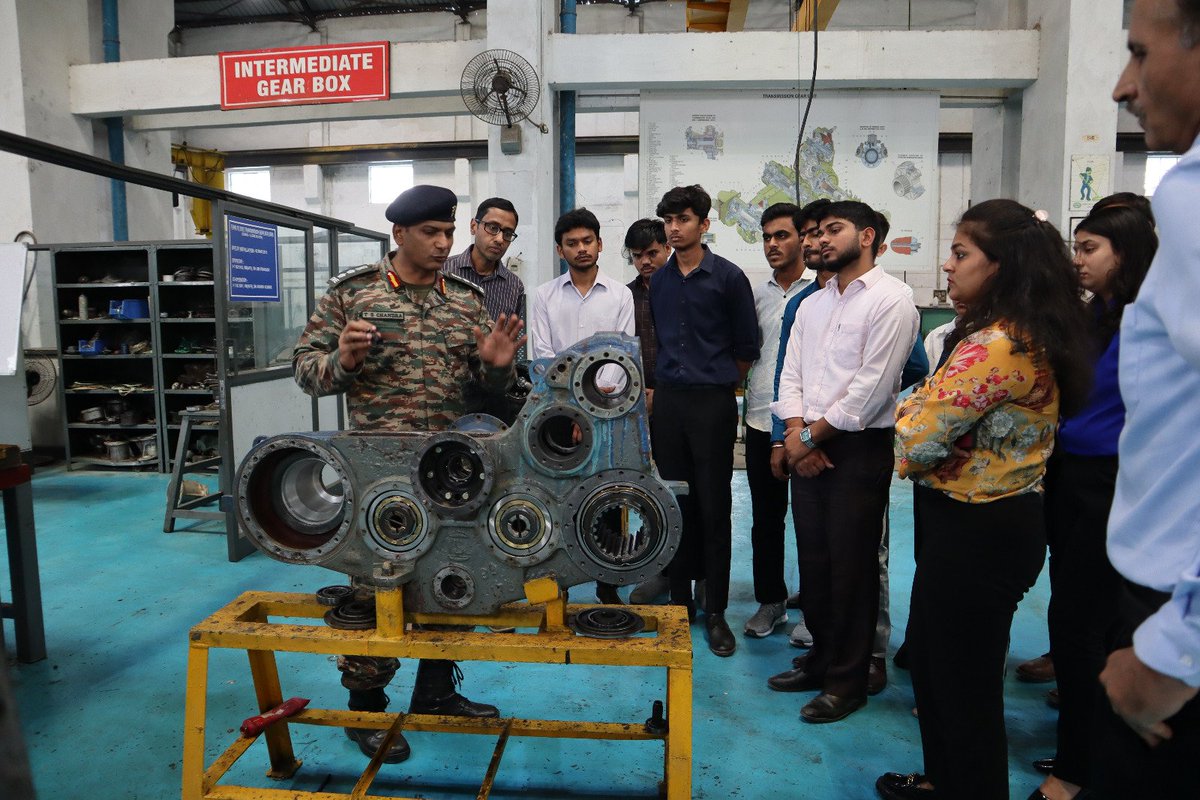 DelhiArea_IA's tweet photo. Building the future of #DefenceTech!

505 Army Base Workshop, #DelhiCantt, hosted Amity University students sharing expertise on Armoured Fighting Vehicle tech. This knowledge-sharing paves the way for future innovations, fuelling #MakeInIndia & #AtmanirbharBharat initiatives.

#IndigenousTech 
#DefenceInnovation 
#ModernisationAndTechnologyInfusion

@adgpi 
@westerncomd_IA