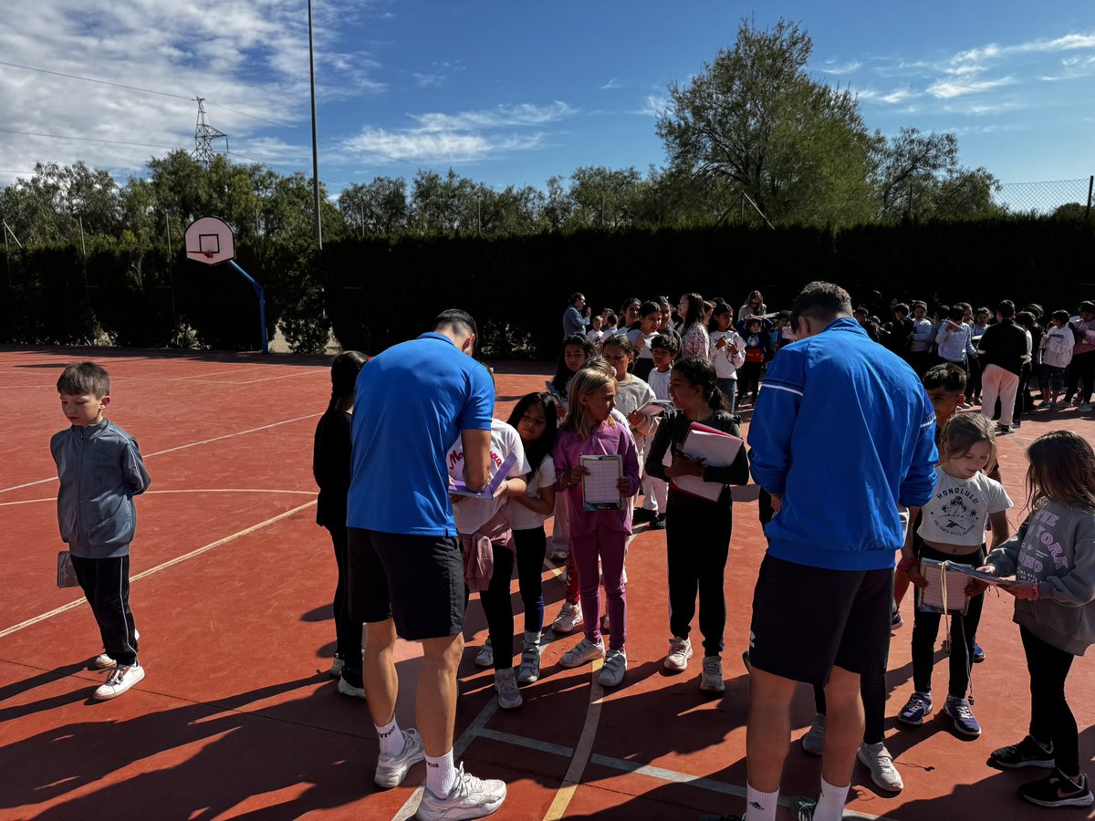 Nuestros jugadores <a href="/HectorGaly5/">Hector Galiano Luna</a>, <a href="/hanza_99/">hamza el harchi</a> y <a href="/LoloScaccia1/">lolo</a> no paran de firmar autógrafos ✍🏻 a los más peques ☺️ en el 🏫 <a href="/Narciso_Lorca/">CEIP Narciso Yepes Lorca</a> 

#JuntosSomosMÁS