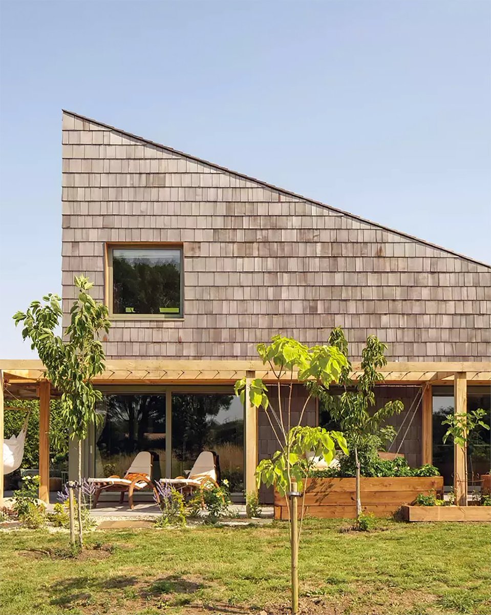 What’s really involved when building a new home with timber frame, and is it the right structural system for you? We take a look at the costs, advantages and key factors to note when considering timber frame construction for your self build: ow.ly/Tm2q50VCbKl