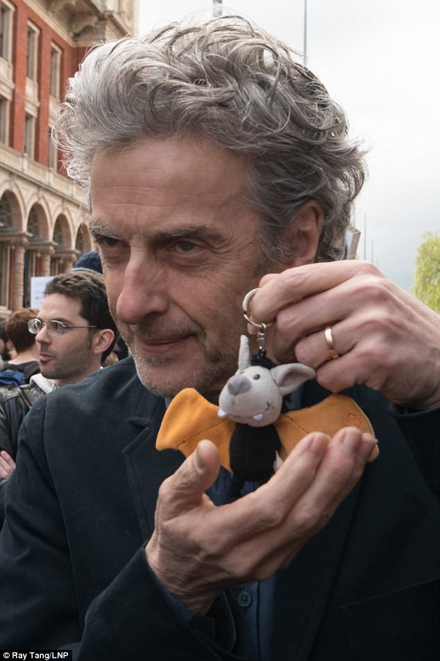 brinatello's tweet photo. From Daily Mail, some photos of Peter hanging out with fans and goofing around. Amused by the one of him with the vampire bat. 🦇 A typical #HammerHorror fan! 🧛‍♂️😂 #DoctorWho #PeterCapaldi #TwelfthDoctor #MarchForScience #EarthDay #ThrowbackTuesday https://t.co/44o20laHRB https://t.co/mlBH9OIycp