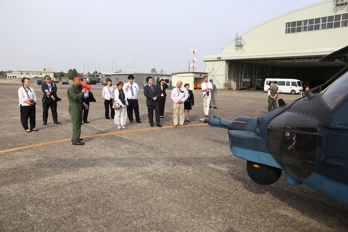 jasdf_hyakuri's tweet image. #百里基地 では、令和7年度防衛及び基地モニター委嘱状交付式が行われました。#基地モニター は基地内外の研修や行事に参加し、百里基地への意見をいただく制度です。午後から早速基地内研修として #F2 や #UH60J 、#救難消防車 の見学を行いました。これから約1年間よろしくお願いします!