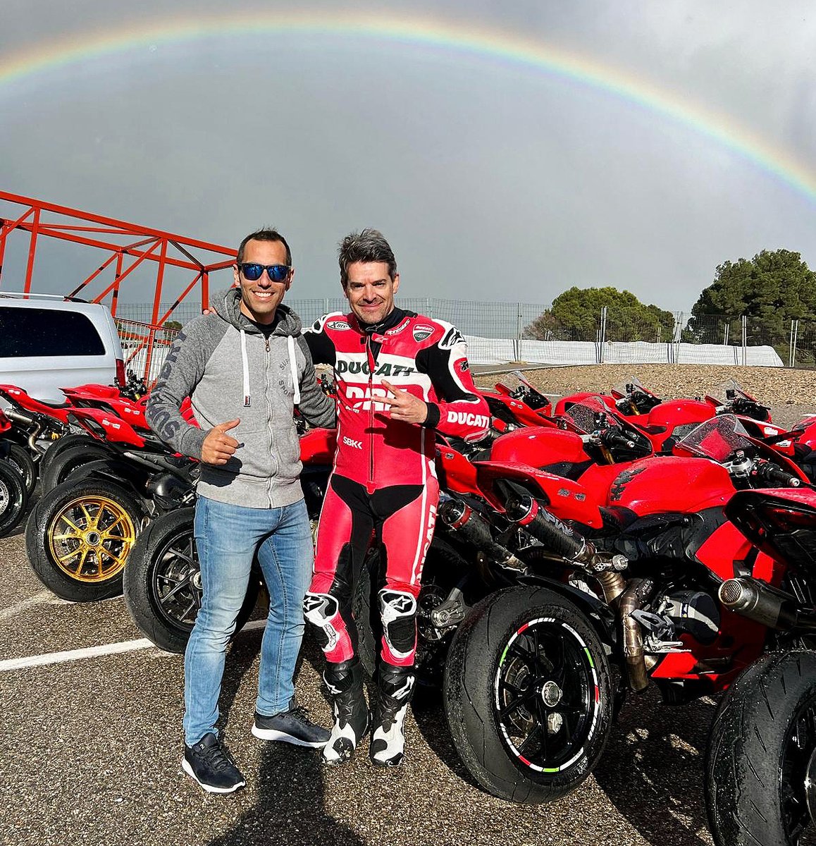 CarlosCheca7's tweet photo. Recuerdos de la jornada Ducatista del pasado sábado en Alcarràs!!
(Las fotos de pista son de Albert Tauré)
#motounivers #ducatigirona @DucatiMotor @ducaticorse #moto #motorcycle #ducati #ducatiworld #ducatista #bikelovers #sportsbike #ducatimotor #ducatibiker https://t.co/Lo1qTze40P