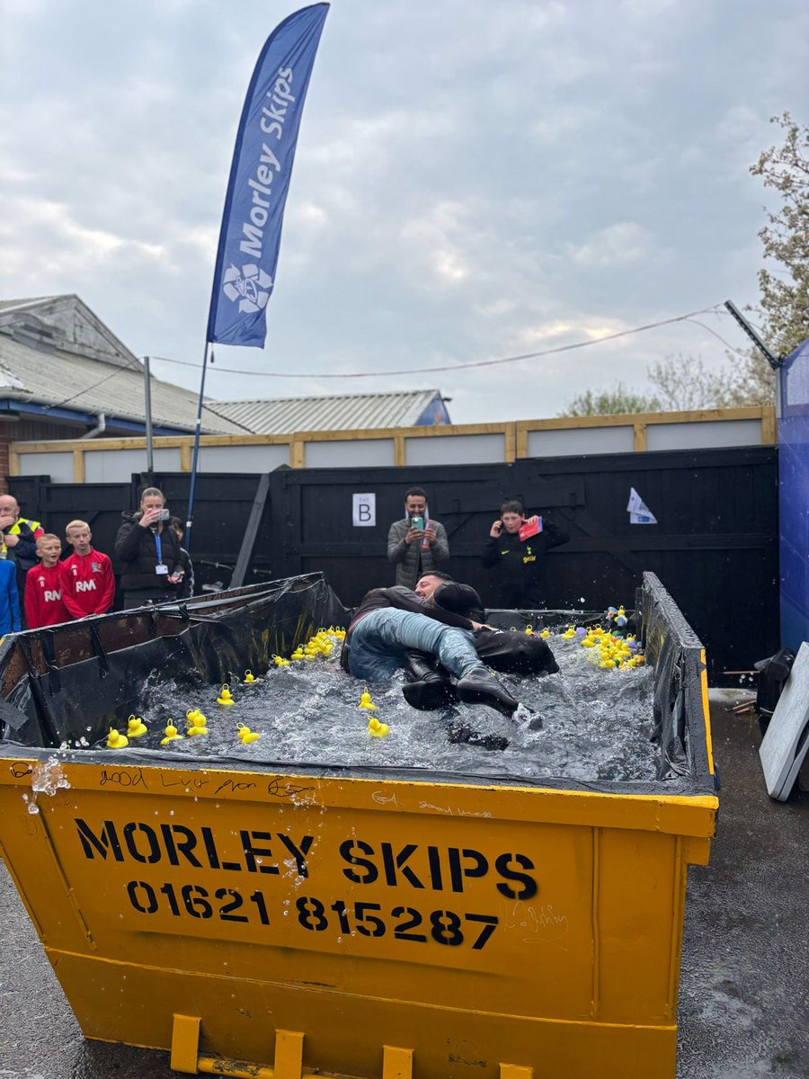 good sport yesterday was scott lol the team ended up on such a high, they threw him in the Morley Skip right after our 5-2 win over the club at the bottom of the hill, and he still had a smile on his face!!! haha Thanks to the guys at Morley Skips for providing the skip to do