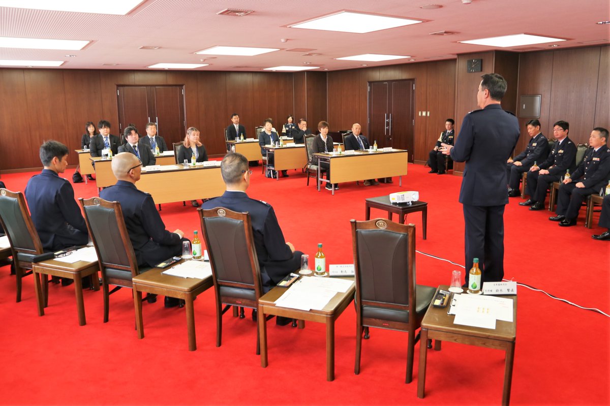 jasdf_hyakuri's tweet image. #百里基地 では、令和7年度防衛及び基地モニター委嘱状交付式が行われました。#基地モニター は基地内外の研修や行事に参加し、百里基地への意見をいただく制度です。午後から早速基地内研修として #F2 や #UH60J 、#救難消防車 の見学を行いました。これから約1年間よろしくお願いします!