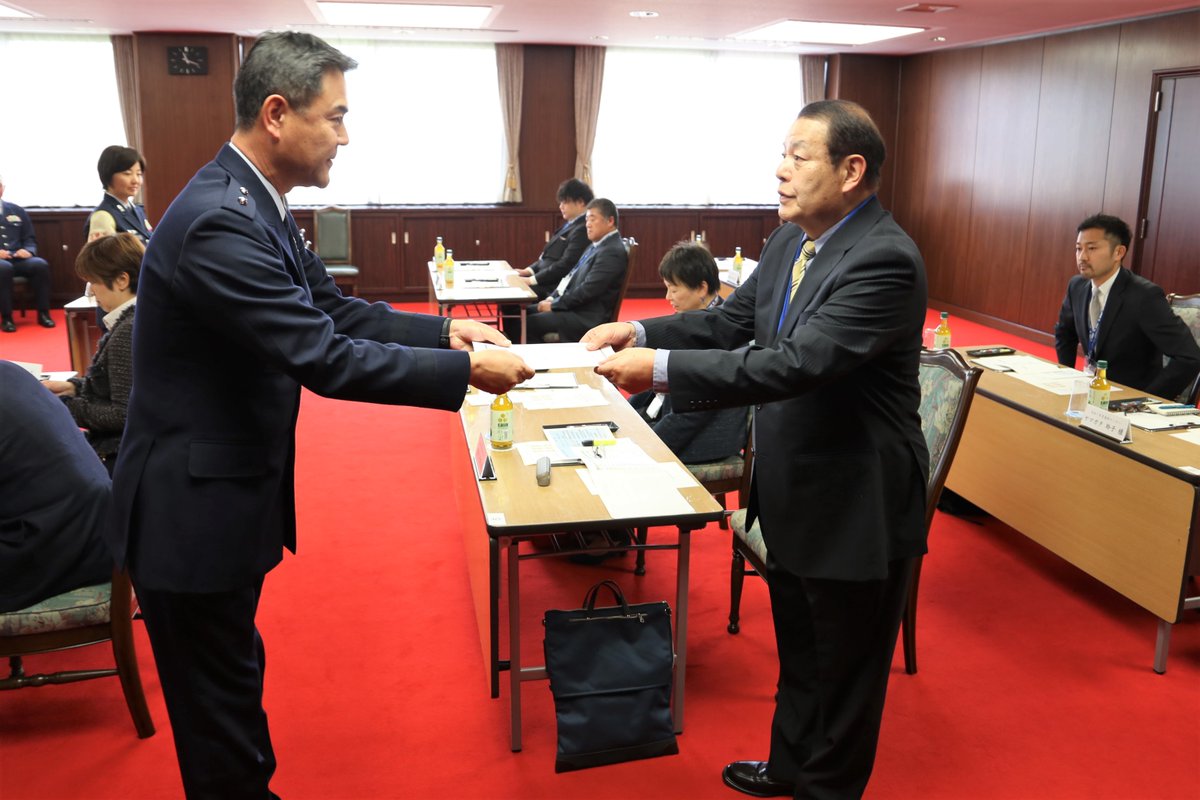 jasdf_hyakuri's tweet image. #百里基地 では、令和7年度防衛及び基地モニター委嘱状交付式が行われました。#基地モニター は基地内外の研修や行事に参加し、百里基地への意見をいただく制度です。午後から早速基地内研修として #F2 や #UH60J 、#救難消防車 の見学を行いました。これから約1年間よろしくお願いします!