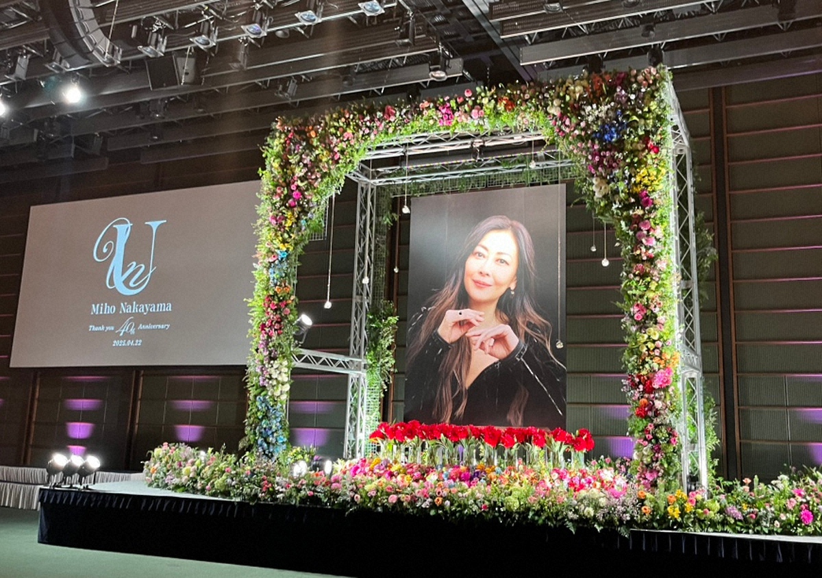 livedoornews's tweet photo. 【全文】小泉今日子、中山美穂さんお別れの会で弔辞 大号泣で「そのうち���くから待っててね」
https://t.co/Ayt3xvRgx2

■弔辞全文
拝啓、中山美穂様。初めて会ったのがテレビ局の控え室。狭い部屋を2人で使うこと��なったわよね。人見知りなあなたは上手にほほえむことさえ出来なかった。その時、あなたはまだ16歳。右も左も分からない、新しい世界に飛び込んでしまって、おびえている子猫のようでした。

　何が本当で何がウソなのか分からなくなるようなこの世界での忙しい日々の中、それを見極めるにはまだ幼いあなたの瞳の中には、自分の心の中の真実、つまり、サンクチュアリには誰も信用させないという強い意志が漏れていました。その瞳はずっと、あなたの魅力だったよね。

　その瞳を見た瞬間に、この子とは仲良くなれそうだと思ったのでした。予想通り、友達になった私達は、「美穂」「きょんちゃん」と呼び合い、ご飯にいったり、旅行に行ったり、一緒にお酒を飲んではしゃいだり楽しい青春の時間を、��くさん過ごしました。

　それぞれの人生が新たな局面を迎え、会う機会が減り、美穂どうしてるかなと思いながらも日々に忙殺されてもきっと、どこかで必ず会えるでしょうと思っていました。会ったら話したいことが、たくさんありました。

　今、この祭壇の前に立ち、あなたへのお別れの言葉を述べるという未来は想定外でした。本日お集まりの皆様も同じ気持ちだと思います。そして何より、美穂のファンの皆様にとっては大きな喪失感の中でつらい日々をお過ごしのことと思います。

　でもね美穂、ファンの皆さんが、毎日のようにあなたが歌っている姿、あなたが演じている姿、ためいきが出るほど美しいあなたの写真などをSNSに投稿してくださってていますよ。初めて見るものもたくさんあって、今更ながらファッション、俳優としての美穂の素晴らしさを目の当たりにしています。

　ファンの人達の前で歌っている美穂は、1番奇麗で1番素直に見えます。愛され、愛��、シンプルなことだけれどもとても難しい環境をきちんと、築いていたのだなと思います。

　今日はこの後に、美穂の心の友たちがお花をたむけにくるようです。両手を伸ばしてちゃんと抱きしめてあげてくださいね。

　天国で出会った方たちのために、美穂の取り扱い注意を箇条書きで記します。

　1、ものすごく楽しそうにはしゃいでいる時は、心の中に大きな問題を抱えている可能性があります。寄り添って目を離さないでください。

　2、機嫌が悪そうに見えるときには、おいしい食べ物やお酒を与えると簡単にご機嫌になります。

　3、自分の気持ちを言葉にするのが苦手です。それゆえ限界まで達してしまうことがあります。そんなときは抱きしめてあげてください。

　4、根が優しいので、すぐに人を信用してしまい騙されたり利��されたりすることがあります。守ってあげてください。

　5、根が素直なので、よく泣きます。ぽろぽろ大粒の涙を流します。常にハンカチのご用意を。以上中山美穂のトリセツでした。

　本日このような場を用意してくださった、関係者の皆様に感謝いたします。そして、幸いのお姉様を突然失い、大きな失意の中気丈に振る舞う中山忍さん本当に立派でした。頼もしい妹に美穂は感謝していると思います。気を落とさずにこれからも、ますます俳優として人生を輝かせてください。美穂もそれを臨んでいると思います。

　さて、いよいよ私は、ある言葉をあなたに言わなけばなりません。美穂、さようなら。美穂、よく頑張ったね。美穂、ありがとう。可愛い妹。美穂、元気でね。美穂、そのうち行くから待っててね。