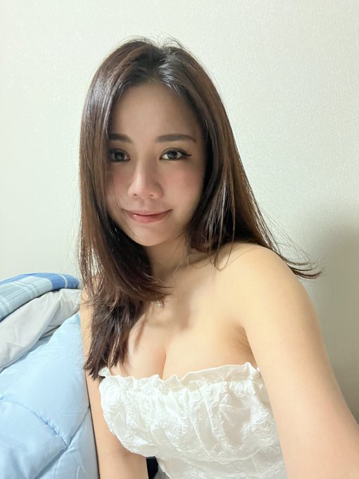 Watch Kiaraakitty's leaked NSFW photo on TwXstars