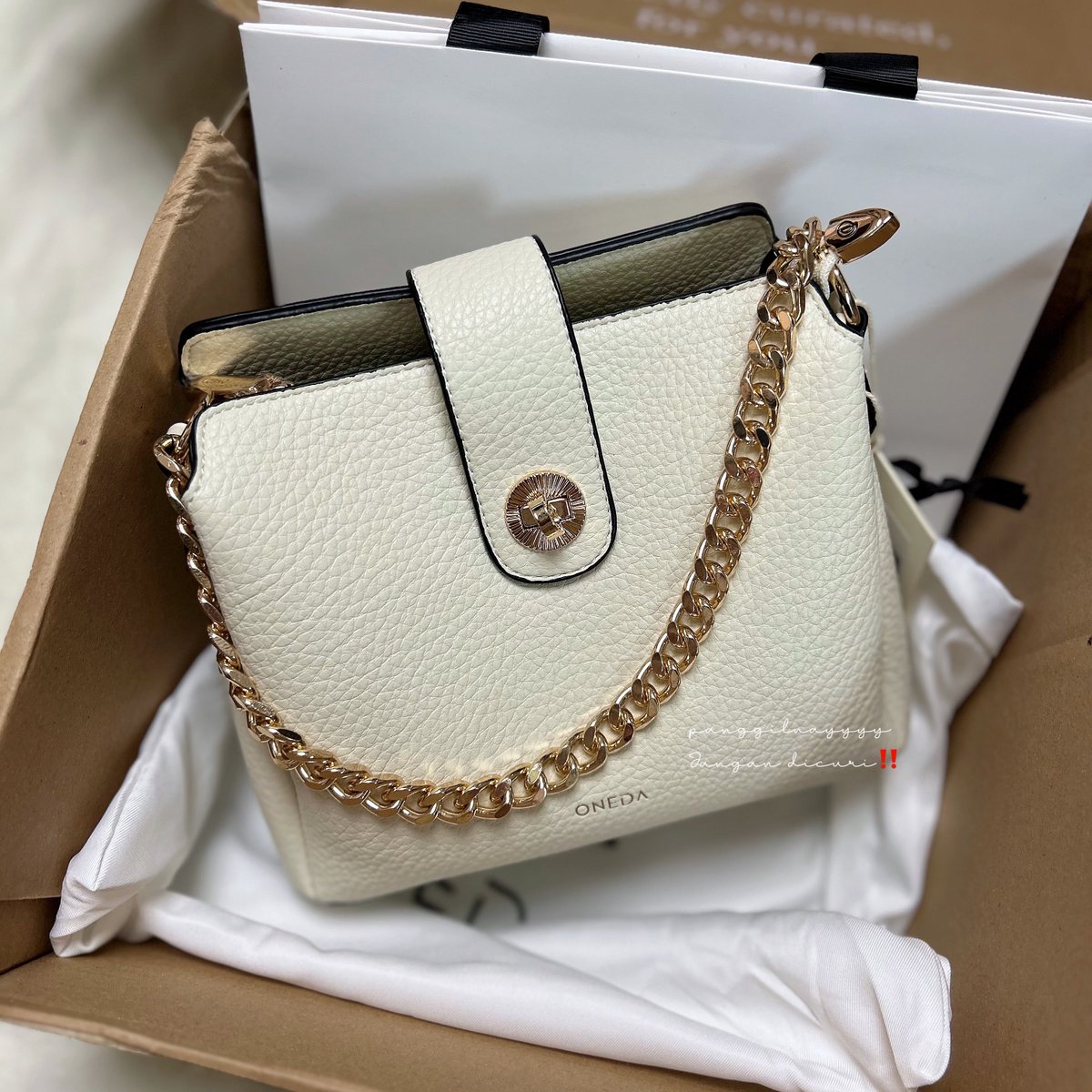 panggilnayyyy's tweet photo. Mau spill beberapa tas yang vibesnya mevvah dari brand LOKAL✨ start 80k ajaa..

biar kalian tau brand lokal banyak yg bagus dan keren 💯 https://t.co/j998FoOjZl
