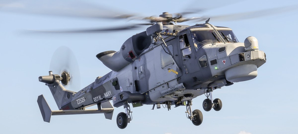 dhcluchtmacht's tweet image. Vandaag en morgen komen er in totaal 20 Britse helikopters landen op vliegbasis @gilzerijen. De #Wildcat #transporthelikopers en de #Apache #gevechtshelikopters maken een tankstop, waarna ze hun weg vervolgen naar hun bestemming. #Watvliegter #FightTogether