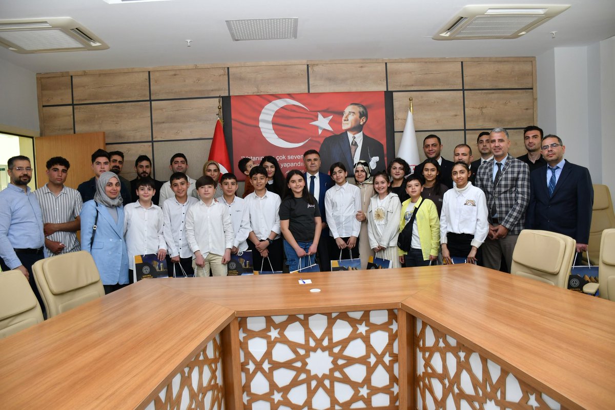 sanliurfammem63's tweet photo. TÜBİTAK Yarışmasında Derece Alan Öğrencilerimizden Ziyaret

TÜBİTAK 19. Ortaokul Öğrencileri Araştırma Projeleri Yarışması bölge finallerinde derece elde eden öğrencilerimiz, İl Millî Eğitim Müdürümüz Sayın Asım Sultanoğlu’nu makamında ziyaret etti.

Başarılarıyla bizleri gururlandıran öğrencilerimizi ve onları bu süreçte destekleyen danışman öğretmenlerimizi tebrik ediyor, emeklerinden dolayı teşekkür ediyoruz.

#TÜBİTAK #OrtaokulProjeleri #AsımSultanoğlu #MillîEğitim #BilimleGüçleniyoruz