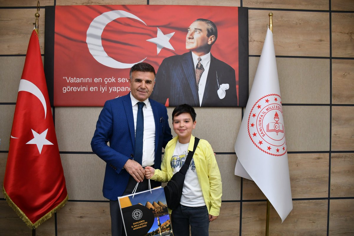 sanliurfammem63's tweet photo. TÜBİTAK Yarışmasında Derece Alan Öğrencilerimizden Ziyaret

TÜBİTAK 19. Ortaokul Öğrencileri Araştırma Projeleri Yarışması bölge finallerinde derece elde eden öğrencilerimiz, İl Millî Eğitim Müdürümüz Sayın Asım Sultanoğlu’nu makamında ziyaret etti.

Başarılarıyla bizleri gururlandıran öğrencilerimizi ve onları bu süreçte destekleyen danışman öğretmenlerimizi tebrik ediyor, emeklerinden dolayı teşekkür ediyoruz.

#TÜBİTAK #OrtaokulProjeleri #AsımSultanoğlu #MillîEğitim #BilimleGüçleniyoruz